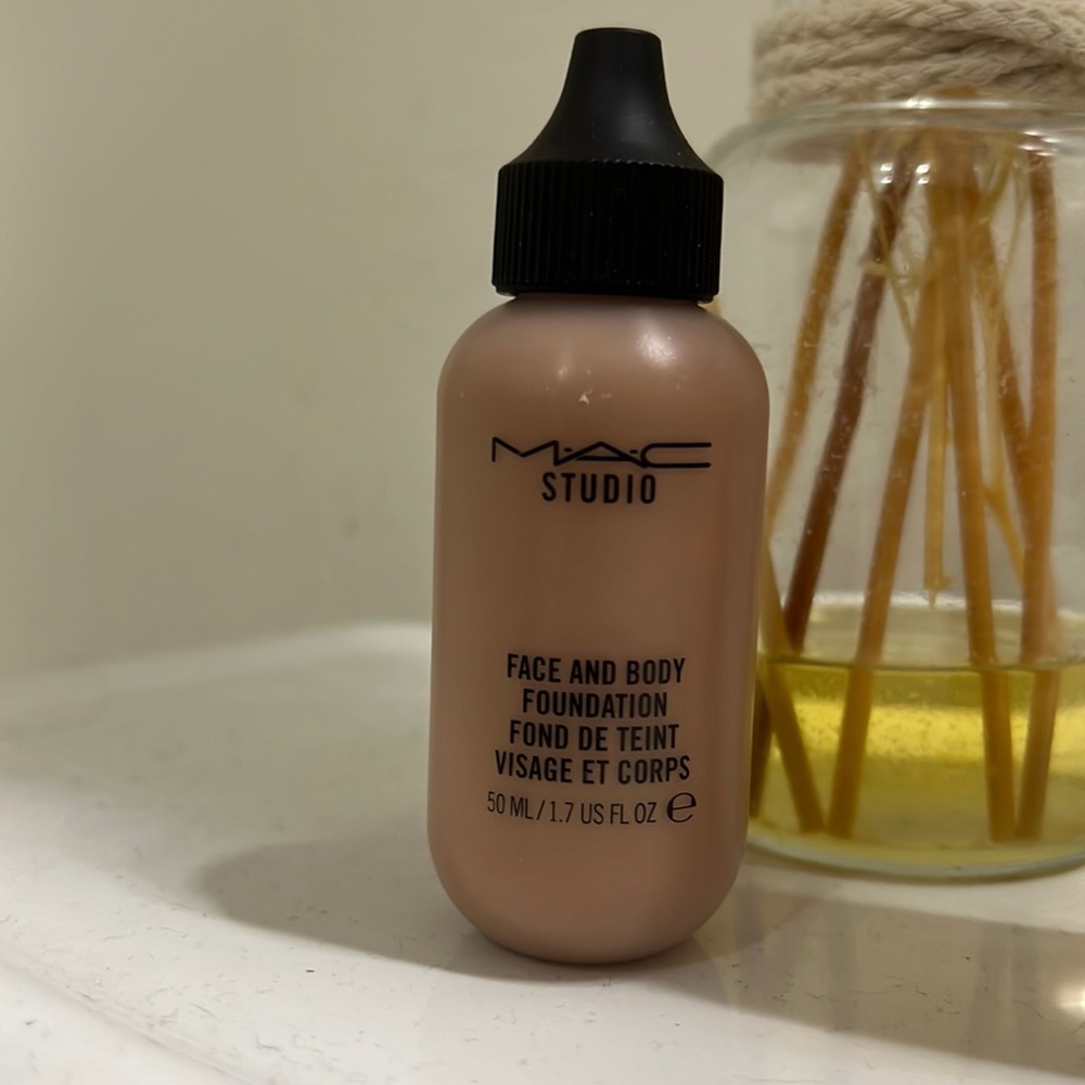 Mac Studio Face & Body Foundation in N7